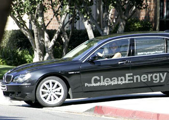 Jennifer Garner gets out in her BMW 7 hydrogen.